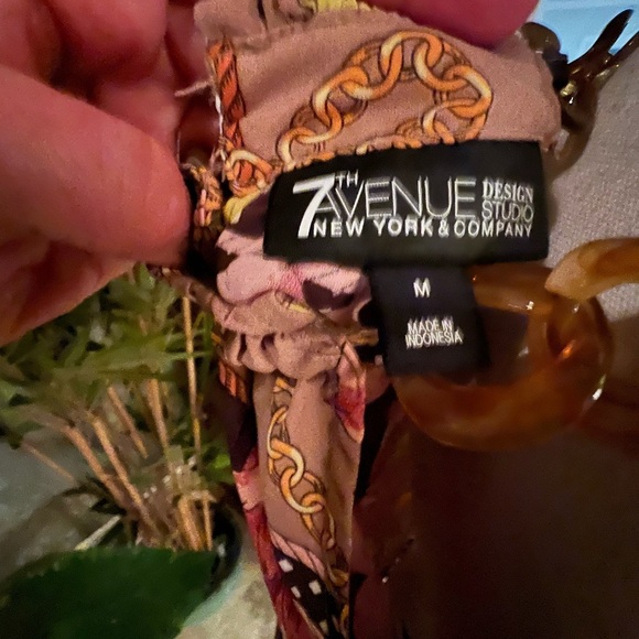 7th Avenue New York and Co. ladies top chain link around collar. Medium. - Picture 10 of 10